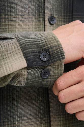 Chemise verte à manches longues d'ORIGINALS BY JACK & JONES, avec un motif rayé et un détail de boutons.