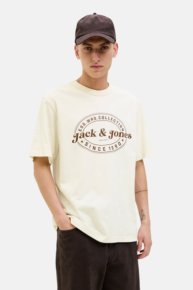 Ecru T-shirt met korte mouwen van ORIGINALS BY JACK & JONES, met bruine logoprint, gedragen met een bruine pet.
