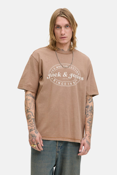 T-shirt brun à manches courtes d'ORIGINALS BY JACK & JONES, avec un imprimé sur la poitrine et une chaîne argentée.