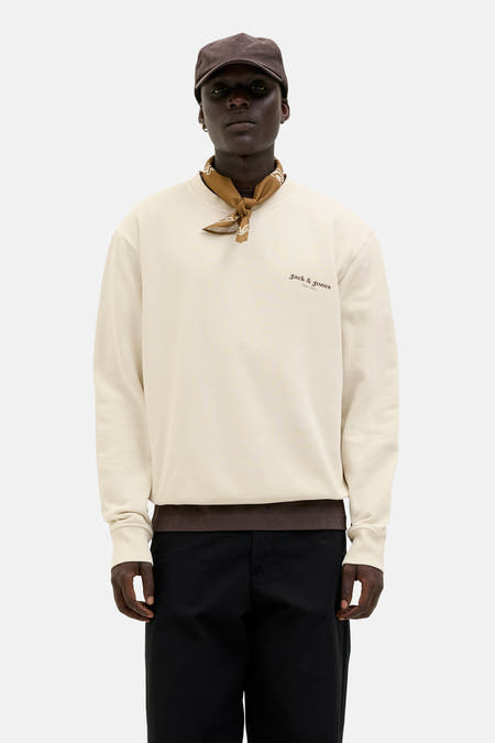Gilet écru d'ORIGINALS BY JACK & JONES, avec une bandana marron autour du cou et un pantalon noir.