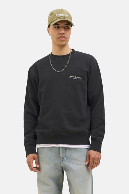 Grijze sweater van ORIGINALS BY JACK & JONES, met een ronde hals en zilveren ketting om de hals.
