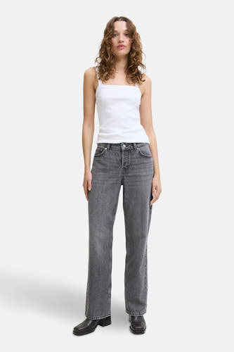 Jean droit gris de JJXX, porté avec un t-shirt blanc et des chaussures noires.