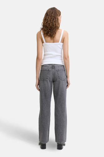 Jean droit gris de JJXX, vue arrière, associé à un haut blanc et des chaussures noires.