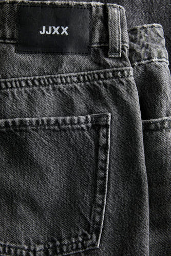 Jean droit gris moyen de JJXX, avec détails de poche et étiquette de marque sur la ceinture.