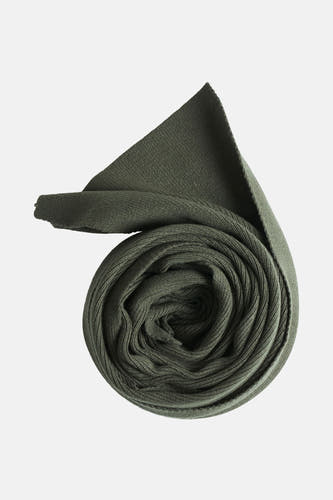 Groene wintersjaal van ACCESSORIES BY JACK & JONES, opgerold met zichtbare textuur.