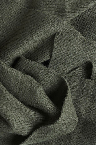Groene wintersjaal van ACCESSORIES BY JACK & JONES, met een ribgebreide textuur en gedrapeerde vouwen.
