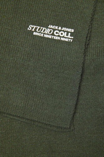 Groene wintersjaal van ACCESSORIES BY JACK & JONES, met een ribgebreide textuur en logo detail.