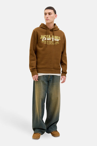 Bruine sweater met kap van ORIGINALS BY JACK & JONES, met een logo-opdruk op de borst, gecombineerd met wijde jeans en suède schoenen.