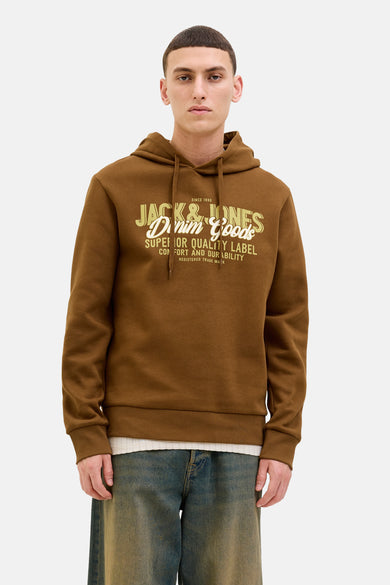 Bruine sweater met kap van ORIGINALS BY JACK & JONES, met opdruk op de borst, gecombineerd met een spijkerbroek.
