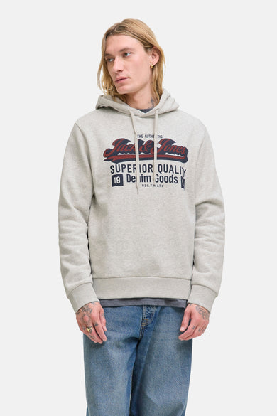 Witte sweater met kap van ORIGINALS BY JACK & JONES, met logo op de voorkant en blauwe denim broek.