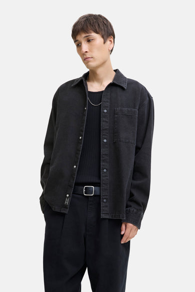 Zwart hemd met lange mouwen van JACK & JONES JEANS INTELLIGENCE, gedragen over een geribde top met ketting.