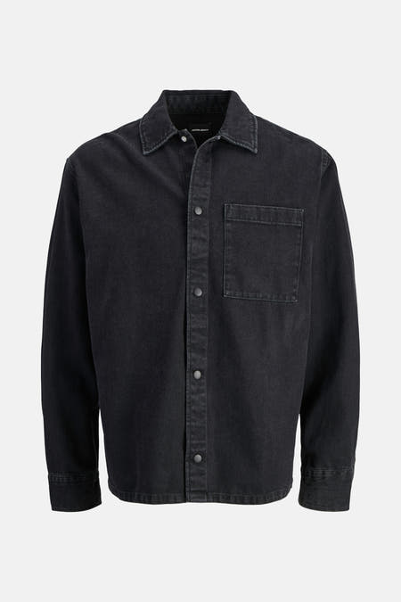 Chemise noire à manches longues de JACK & JONES JEANS INTELLIGENCE, avec une poche poitron et un boutons.