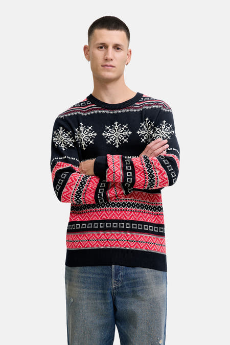 Blauwe trui met ronde hals van ORIGINALS BY JACK & JONES, met kerstmotief en een jeansbroek.