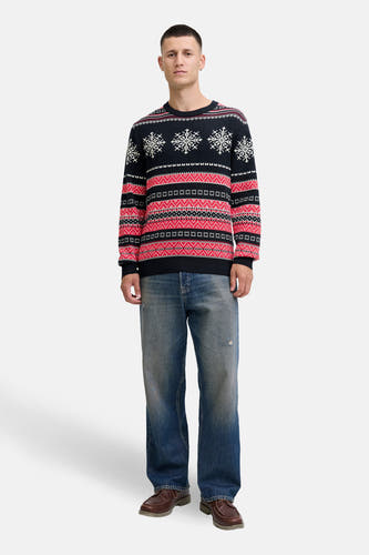Blauwe trui met ronde hals van ORIGINALS BY JACK & JONES, met een Noors geïnspireerd patroon en gecombineerd met blauwe jeans en bruine schoenen.