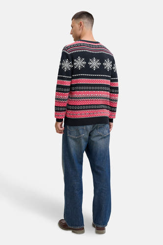 T-shirt bleu avec col rond d'ORIGINALS BY JACK & JONES, orné de motifs de Noël et porté avec des jeans et des chaussures brunes.