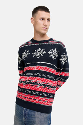 T-shirt bleu avec col rond d'ORIGINALS BY JACK & JONES, avec des motifs de Noël et un jeans bleu.