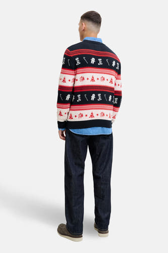 Multikleurige trui met ronde hals van ORIGINALS BY JACK & JONES, met kerstpatronen, gecombineerd met een jeans overhemd en donkere jeans.
