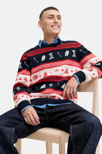 Multikleurige trui met ronde hals van ORIGINALS BY JACK & JONES, met kerstpatroon en gedragen over een denim overhemd, in een lifestyle shot.
