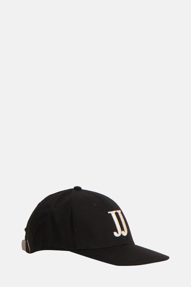 Zwarte pet van ACCESSORIES BY JACK & JONES, met geborduurde witte letters op de voorkant, zijaanzicht.
