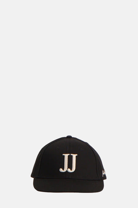 Zwarte pet van ACCESSORIES BY JACK & JONES, met witte "JJ" letters op de voorkant.
