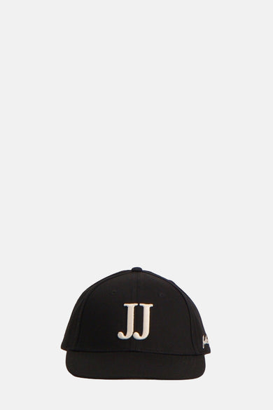 Zwarte pet van ACCESSORIES BY JACK & JONES, met witte "JJ" letters op de voorkant.

