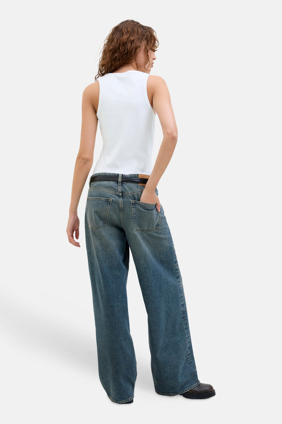 Débardeur blanc côtelé de JJXX, porté de dos par un mannequin avec un jean bleu ample.