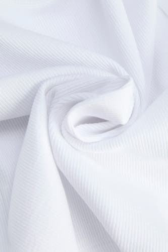 Haut côtelée blanche de JJXX, gros plan du tissu drapé.
