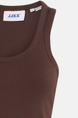 Bruine ribbel tanktop van JJXX, close-up van de halslijn met label, gladde textuur, zijdelingse weergave