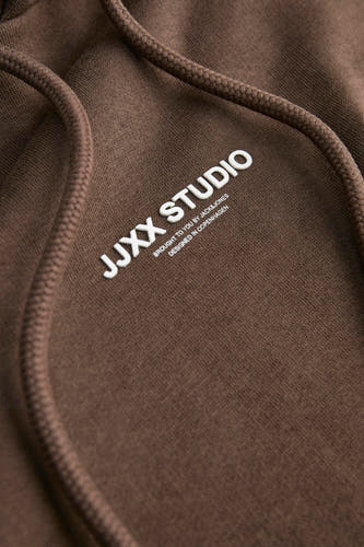 Pull marron avec capuche JJXX, avec cordon de serrage et logo de la marque sur la poitrine.