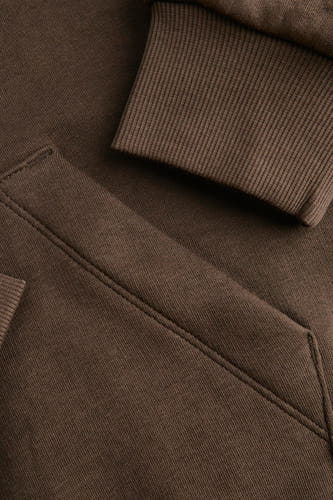 Gilet marron avec capuche JJXX, doté de détails rayés et d'une douce texture.