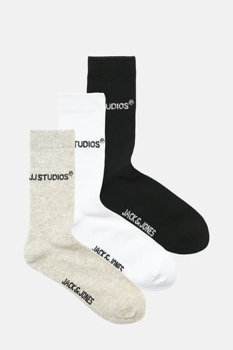 Meerkleurige sokken van ACCESSORIES BY JACK & JONES, met JJ Studios opschrift in het grijs, wit en zwart.
