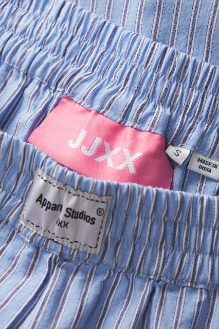 Blauw-wit gestreepte boxershorts met labels, gemaakt in India.