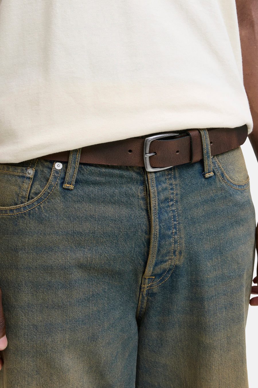 Ceinture brune d'ACCESSORIES BY JACK & JONES, portée avec un jean bleu et un T-shirt blanc.