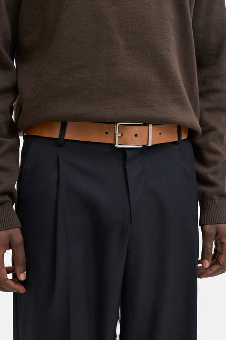 Ceinture brune de ACCESSORIES BY JACK & JONES, portée avec un pull brun et un pantalon bleu marine.
