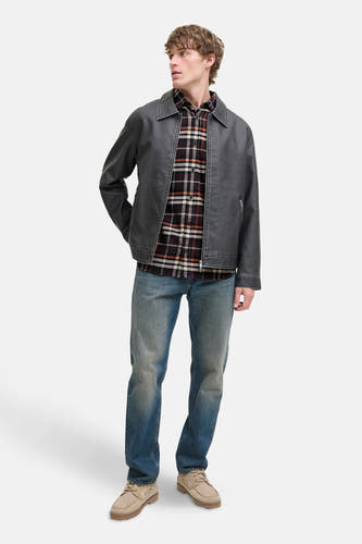 Bruin, lange mouwen hemd van ORIGINALS BY JACK & JONES, met een geruit patroon, gecombineerd met een grijze jas en jeans.
