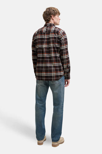 Bruin overhemd met lange mouwen van ORIGINALS BY JACK & JONES, met ruitpatroon, gecombineerd met jeans en mocassins.