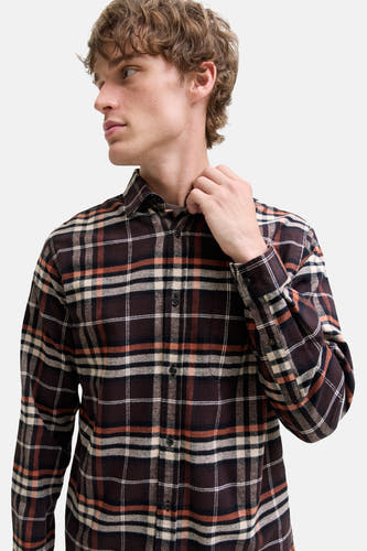 Bruin overhemd met lange mouwen van ORIGINALS BY JACK & JONES, geruit patroon en een hand aan de kraag.
