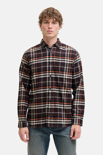Bruin overhemd met lange mouwen van ORIGINALS BY JACK & JONES, met een ruitpatroon, gedragen met een blauwe jeans.
