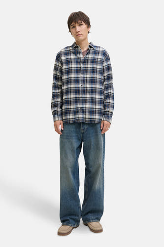 Blauw hemd met lange mouwen van ORIGINALS BY JACK & JONES, met een geruit patroon, gedragen met blauwe jeans.
