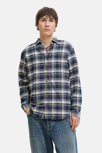 Blauw overhemd met lange mouwen van ORIGINALS BY JACK & JONES, met een ruitpatroon, gedragen over een bruin shirt.