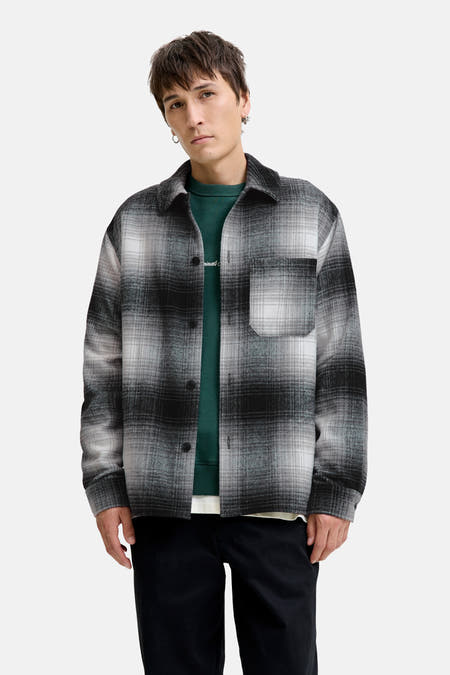 Zwart overhemd met lange mouwen van CORE BY JACK & JONES, met een geruit patroon en een zak op de borst.