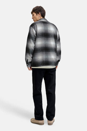 Chemise noire à manches longues de CORE BY JACK & JONES, avec un motif à carreaux en noir et blanc.