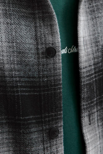 Chemise noire à manches longues de CORE BY JACK & JONES, avec boutons et un léger col.