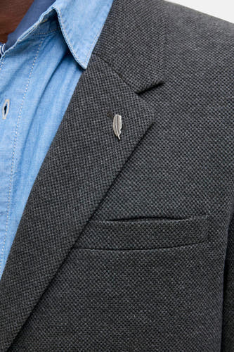 Blazer gris de PREMIUM par JACK & JONES, avec un tissu fin et une patte de revers argentée.