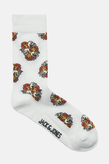 Chaussettes blanches de Jack & Jones, avec un crâne en pixel-art et un motif de roses.