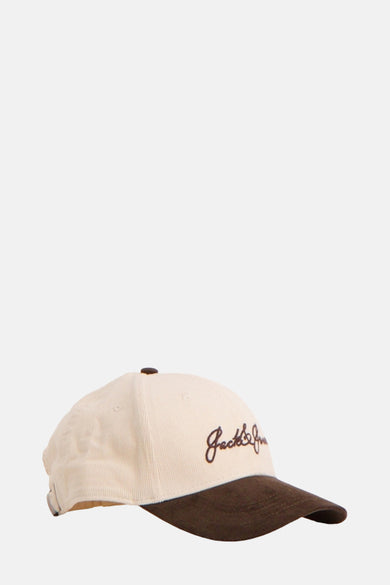 Beige pet van ACCESSORIES BY JACK & JONES met bruine klep en geborduurde tekst.