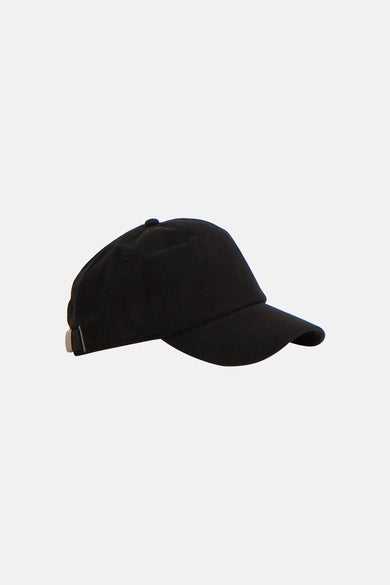 Zwarte pet van ACCESSORIES BY JACK & JONES, met verstelbare band aan de achterkant en een gebogen klep.
