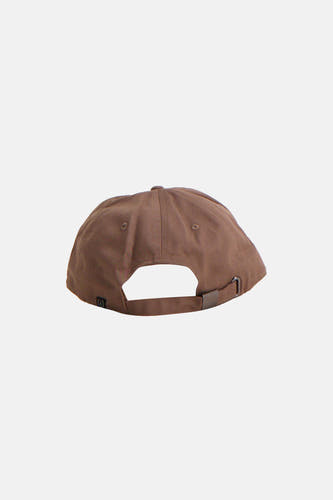 Bruine pet van ACCESSORIES BY JACK & JONES, gezien van achteren met verstelbare band en klein logo.
