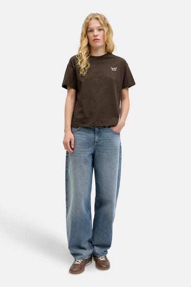Bruin T-shirt met korte mouwen van JJXX, met tekstlogo en gecombineerd met wijde jeans.