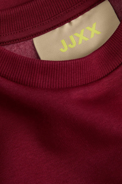 Gilet rouge à col rond de JJXX, gros plan sur le col et l'étiquette de marque.